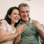 Casal sorridente em casa, celebrando um momento juntos