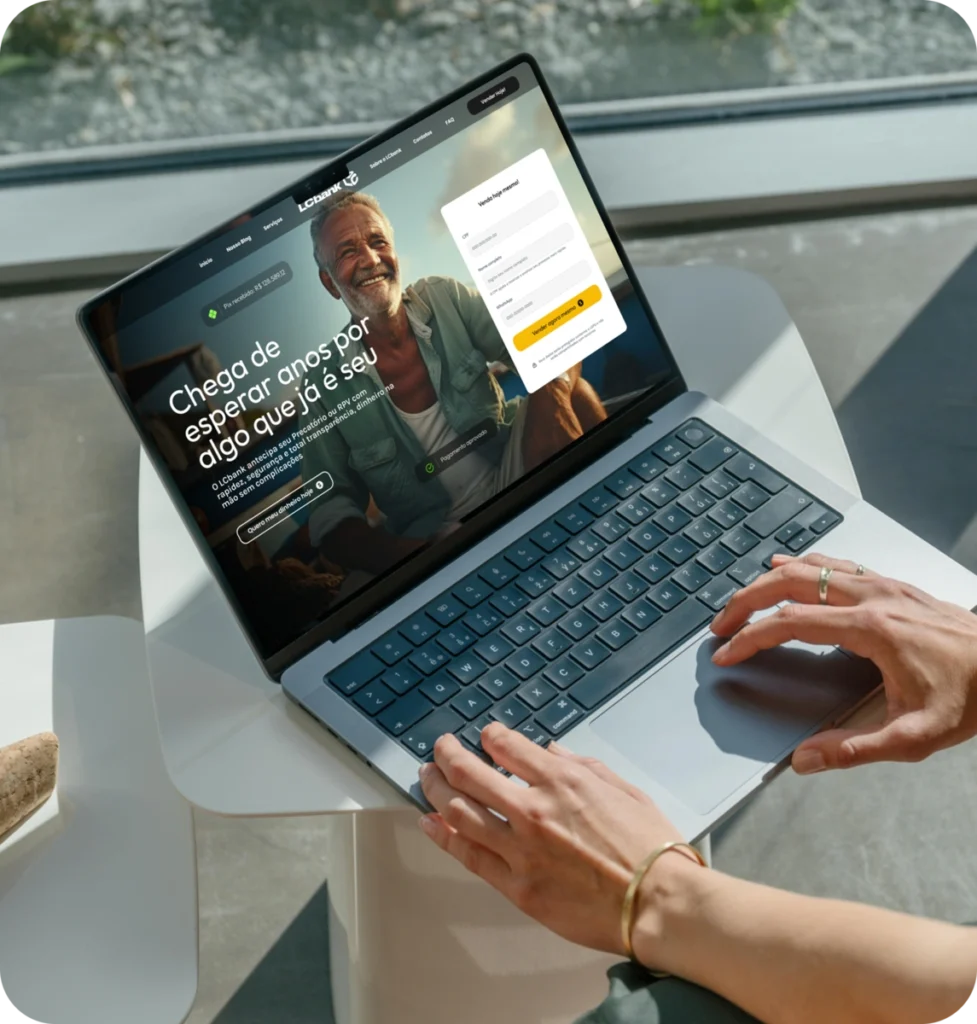 Laptop com site do LG bank aberto, mostrando o slogan "Chega de esperar anos por algo que já é seu".